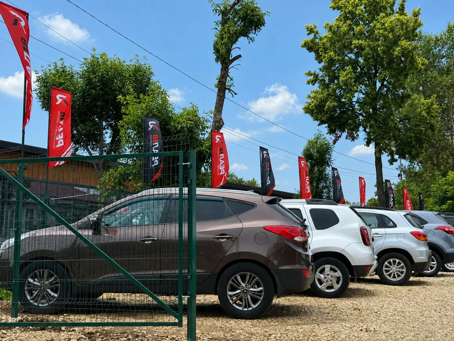 Автомобили на площадке автосалона РЕАЛ 18